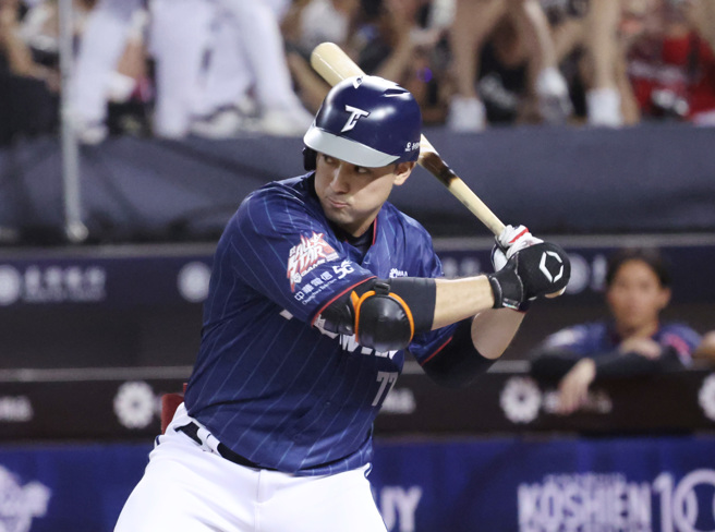 统一狮林安可在3局上敲出2分炮。（姚志平摄）