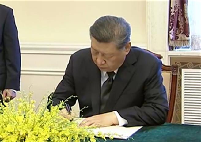 习近平吊唁越共中央总书记阮富仲去世。在吊唁簿上留言并签名。（新华社）
