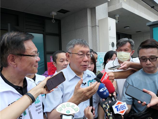 民眾党主席柯文哲（前中）20日南下云林县参加活动，被问及台北市长蒋万安为狼师案道歉，柯表示事情发生了，最重要的是把问题解决，其实道歉最简单，但道歉后事情没有解决有什么用？（张朝欣摄）