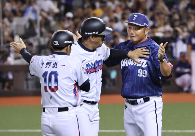 中华队总教练曾豪驹（右）不满中信兄弟总教练平野惠一（左）判决，陈金锋（中）上前当和事佬。（姚志平摄）