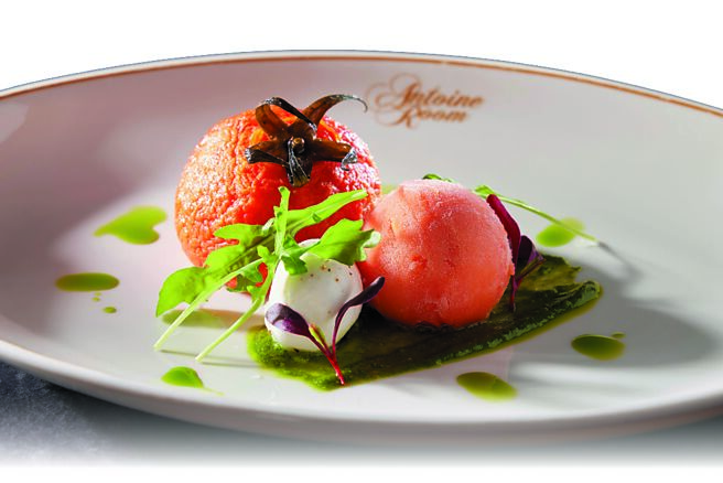 台北喜來登安東廳夏日新菜「水牛起司青醬．番茄冰沙」，以牛番茄為底，鋪上芝麻葉青醬，佐搭由紅甜椒、茵陳蒿、白酒醋、日本柚子汁打成的冰涼冰沙，以及柔軟且富有彈性的義大利莫扎瑞拉起司。圖／台北喜來登飯店