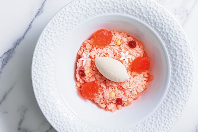 A CUT牛排館的「粉紅西瓜鑽石冰」，西瓜鑽石冰散發時令甜香，粉紅胡椒冰淇淋夾帶奶香，梅酒凍與草莓果醬粒交織微醺果香，最後一抹咖啡香為甜品增添獨特光芒。圖／A CUT  STEAKHOUSE