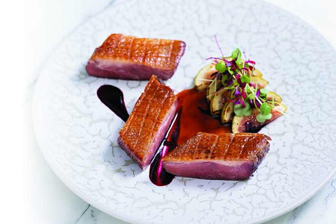 A CUT牛排館新菜「花蓮玉里乾式熟成鴨胸」，厚實的鴨胸熟成後，結合酸香土鳳梨發酵後的回甘與炭烤後的燻香，搭配鴨肉高湯為底的醬汁，增添鴨胸的溫潤清爽風味。圖／A CUT  STEAKHOUSE