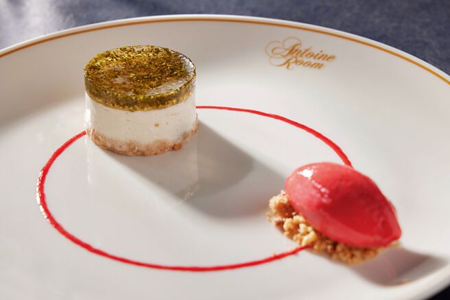 台北喜來登安東廳夏季新甜點「荔枝慕斯．紫蘇凍」，以荔枝果泥為基底，上層則堆疊上清爽Q彈的紫蘇葉凍，搭配綿密酸甜的綜合莓果冰沙。圖／台北喜來登飯店