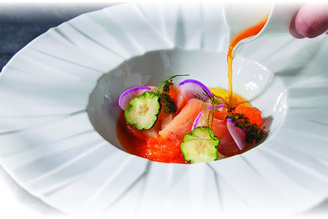 台北喜來登安東廳夏日新菜「鰤魚薄片．柚子油醋」，以台灣青甘搭配以西瓜、檸檬、小黃瓜現榨果汁製作的西瓜凍與沖繩海葡萄點綴，並淋柚子油醋提味。圖／台北喜來登飯店