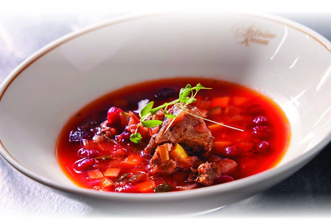 台北喜來登安東廳「牛肉蔬菜湯」以美國Prime等級牛肋條與洋蔥、西芹、甜菜根一同熬煮。圖／台北喜來登飯店