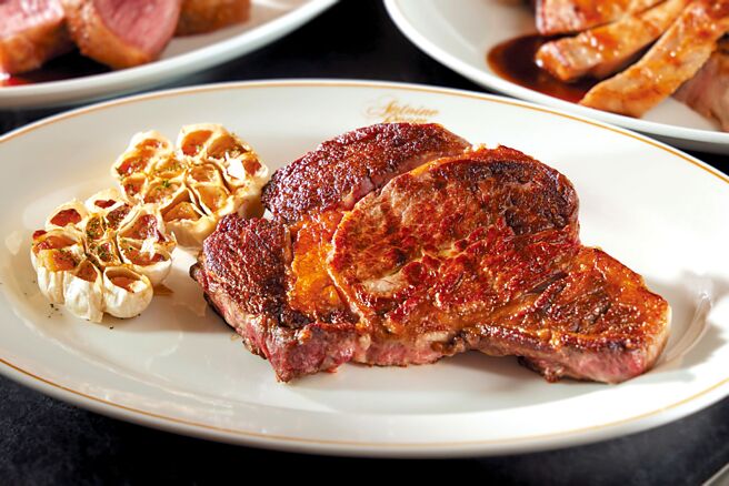 台北喜來登安東廳以美國蛇河農場極黑金牌和牛烤製牛排，標榜用奶油刀即可劃開。圖／台北喜來登飯店