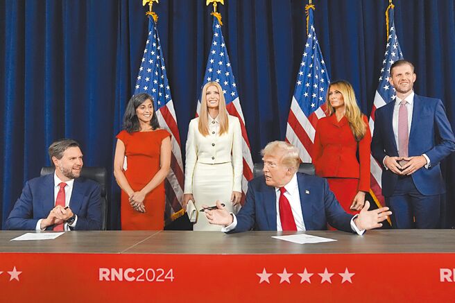 前副总统吕秀莲指出，若川普当选对台湾弊会更多。图为川普（前右）与范斯（前左）获共和党提名为正、副总统候选人。（美联社）