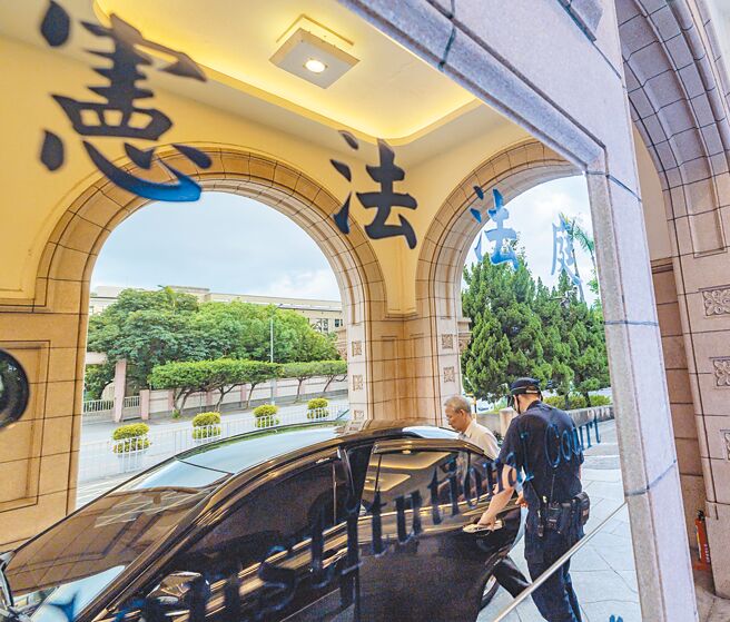 宪法法庭19日裁准暂时处分，相关法律在释宪案宣判前应暂时停止执行；图为宪法法庭牌衔。（资料照/郭吉铨摄）