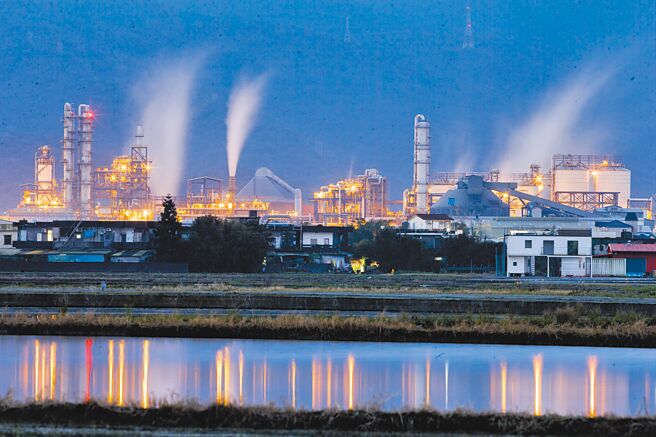 專家指出，應評估二氧化碳1噸至少3000元的費率影響，才能充分因應世界各國的碳邊境稅。（本報資料照片）