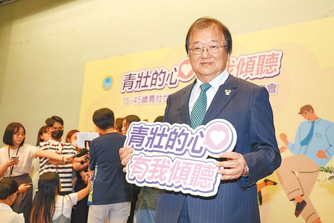 繼去年廣受各界支持的「年輕族群心理健康支持方案」，衛福部擴大延伸，推出「15-45歲青壯世代心理健康支持方案」將於8月1日正式上路。衛福部部長邱泰源出席記者會，鼓勵有心理諮商需求的青壯世代勇於求助。（鄧博仁攝）