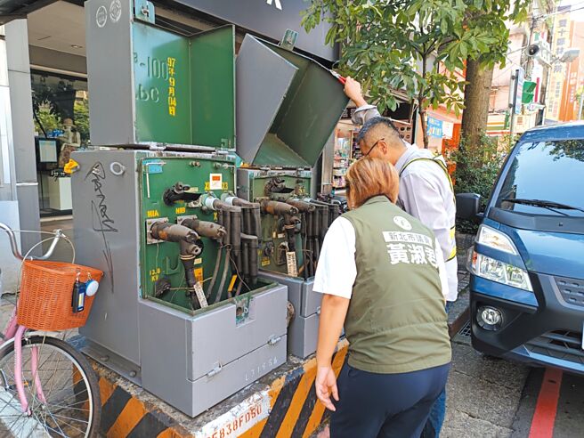 新北市議員黃淑君19日邀台電公司、新北市經發局、板橋區公所會勘板橋區內電力設備。（黃淑君提供／王揚傑新北傳真）