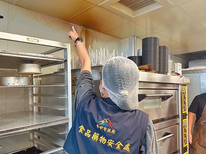 台中「旅禾泡芙之家」19日被爆出台北车站快闪店的冷冻泡芙内馅疑发霉，中市食安处抽验产品。（中市食安处提供／潘虹恩台中传真）