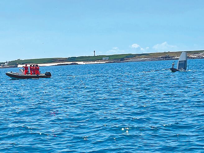 無人水面載具漂流至澎湖目斗嶼海域，漁民謝宏育19日發現後拖回吉貝港，交給海巡保管。（謝宏育提供／許逸民澎湖傳真）