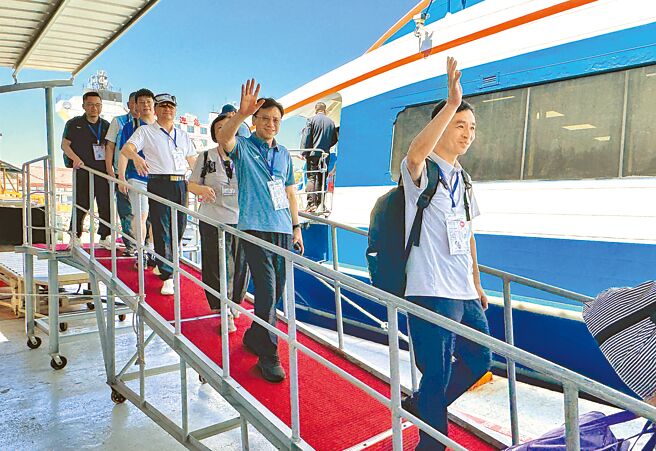 大陆174人团19日抵金门，下船时挥手致意。（于家麒摄）