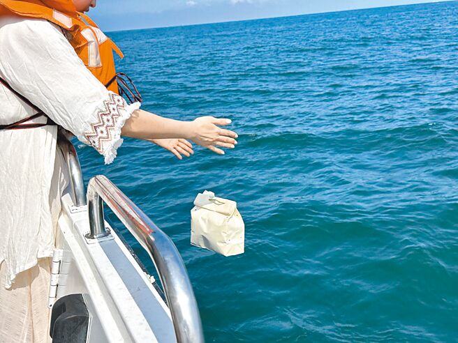 新北市政府联合海葬19日出航，10位先行者们在亲人的陪同之下，回归大海怀抱。（新北市民政局提供／陈慰慈新北传真）