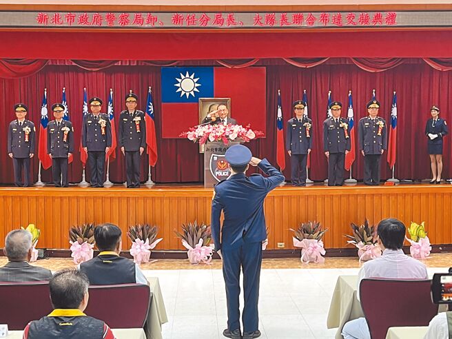 新北市長侯友宜（台上右五）19日主持「新北市政府警察局卸、新任分局長、大隊長聯合布達交接典禮」。（王揚傑攝）