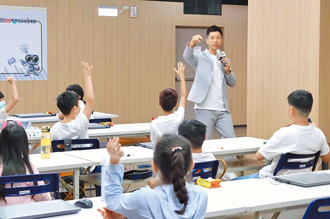 賴正鎧在上課前做足萬全準備。（中天新聞提供）