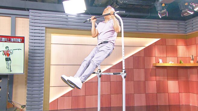 姜厚任轻松的引体向上，让人惊艷。（年代提供）