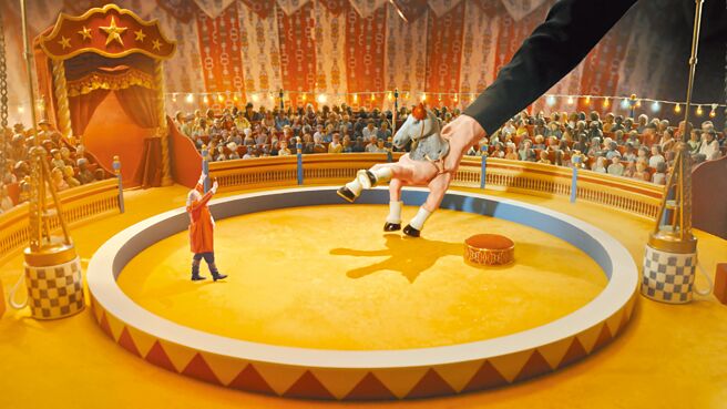 《愛馬仕 飛馬行空》馬戲團場景，用人手做出馬戲團表演，非常有趣。（Hermes提供）