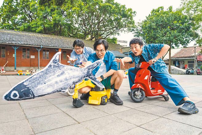 拍谢少年「噪音公寓厝边倒弹」演唱会将于8月26日在台北流行音乐中心举行演唱会。（摄影／石智中‧服装／SPORT b.）