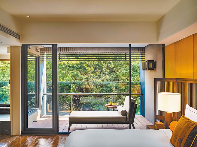 「悠然舒心一泊一食」住房專案，入住15坪以上寬敞舒適客房，客房設有私人陽台可擁抱翠綠山景。（北投麗禧酒店提供）