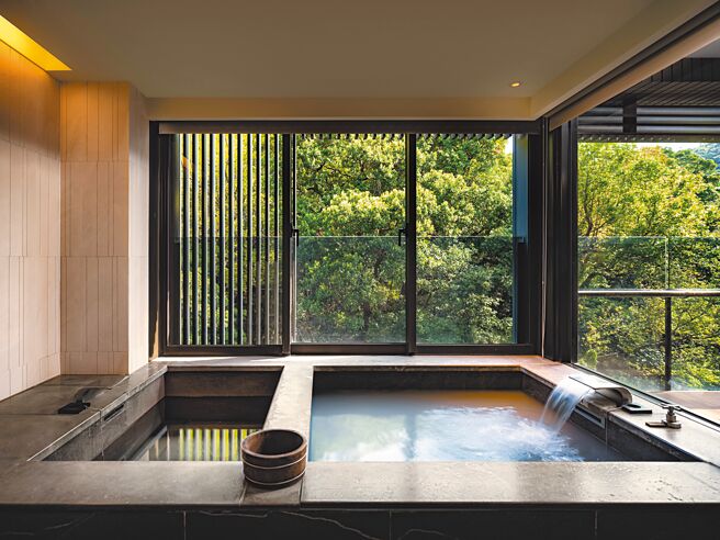 客房內皆提供以觀音石打造的冷熱溫泉池，房客可在房內享受私人泡湯時光。（北投麗禧酒店提供）