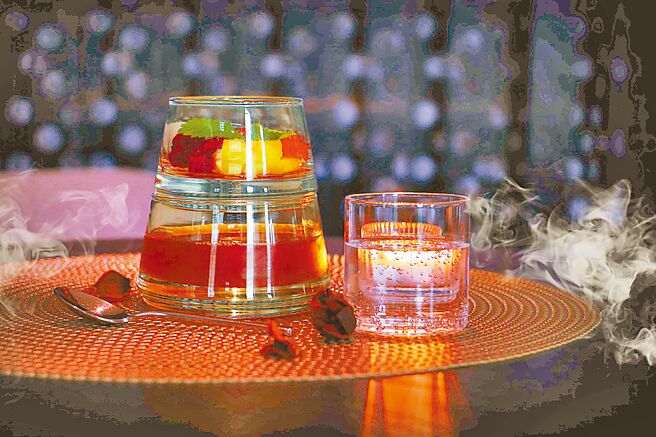 入住「魔幻盛夏」專案可享酒店特製的消暑聖品「康普果茶泡泡飲」。（北投老爺酒店提供）