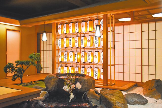 旅宿業者重現日本能登半島石川縣的「切子燈籠祭」，以「夏祭-祈聚之夏」為概念，設計一系列有趣的慶典體驗。（日勝生加賀屋提供）