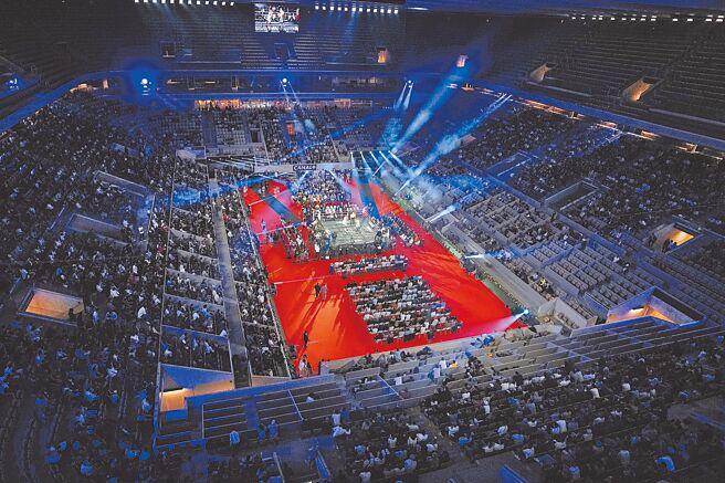 巴黎羅蘭加洛斯球場本屆奧運除了網球比賽，也將進行拳擊決賽，圖為羅蘭加洛斯的中央球場、菲利普夏提耶球場在2021年9月舉辦輕量級拳賽。（美聯社）