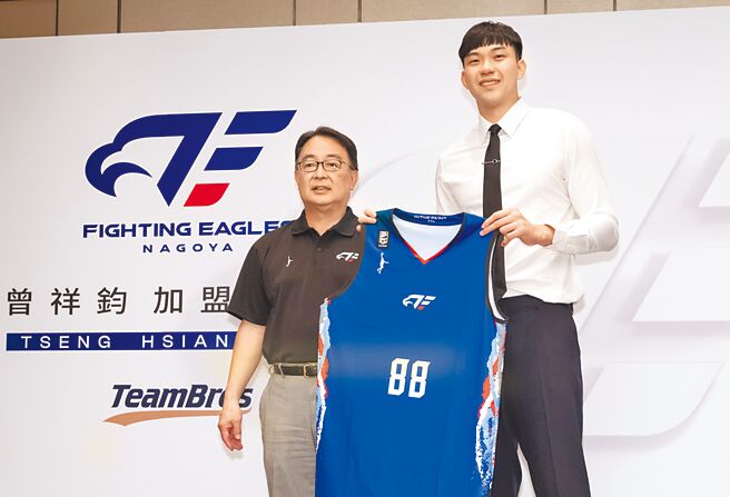 曾祥钧（右）拿着全新88号球衣跟战鹰董事长铃木浩昌合照。（悍创运动经纪提供）