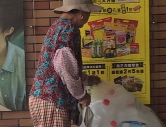 超商門口請喝飲料 撿回收嬤吐10字他傻眼：侮辱性極大