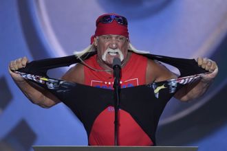 影》怒了啦！70岁摔角传奇霍肯「爆衣」站台挺川普