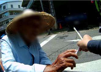 人瑞騎電動車出遊嚇壞眾人  警連人帶車平安送返家