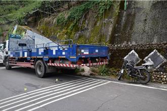 休假貼心陪妻子探親 士官騎車不慎撞違停車慘死