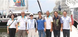 国中小师生帆船绕台访高雄港 国海院举达尔文勉励帆手