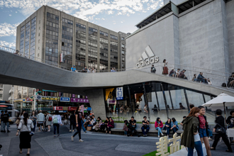 晚上走中山地下街见「3对情侣抓奶」她看傻：不是年轻人