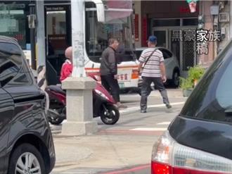 疑未見招手！公車停紅燈遭男子怒追拍門　兩人當街對罵！