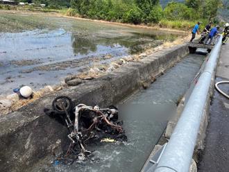 鹿野女騎士不慎摔落1米水溝　機車起火燃燒害2度灼傷