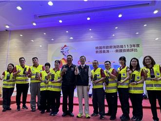 幼年曾落水險死！男拉妻小加入「救護志工」跟死神搶人