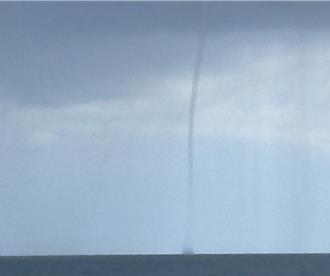 澎湖七美海域再現水龍捲 漁民直擊海水被吸進雲層