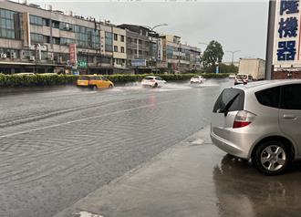 台南1小時連3波雷雨 新市區時雨量達99毫米 多路面積水