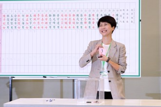 陈亭妃别高兴太早？黄扬明示警以「他」为镜：戏还没结束