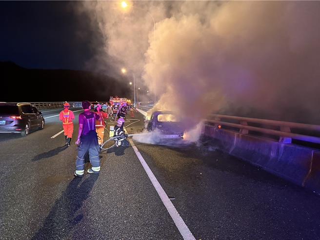 国道一号林口段惊传火烧车。（国道公路警察局提供）