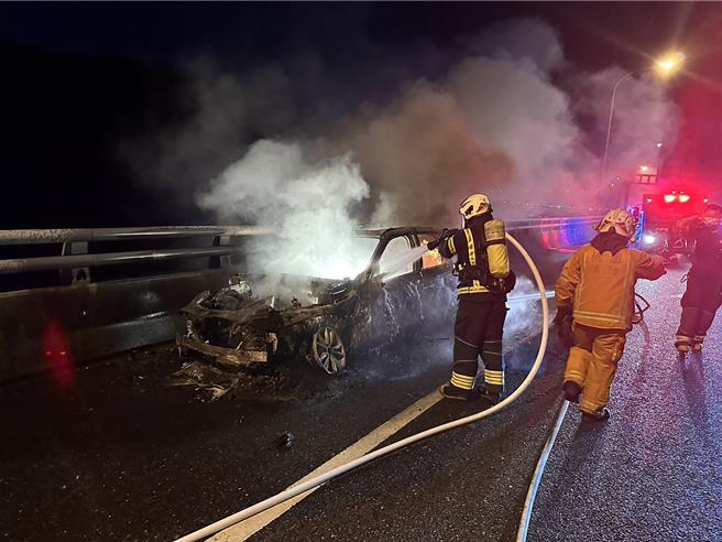 国道一号林口段惊传火烧车。（国道公路警察局提供）