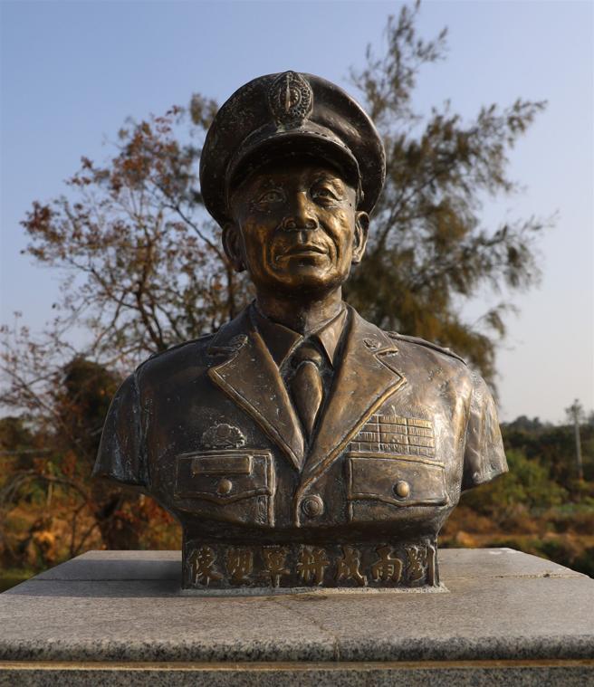  刘雨成将军塑像，为感念其为国奉献所设立。 （金防部提供） 