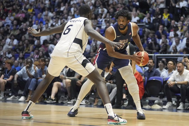 恩比德21日赛前批评詹姆斯已经老了。(美联社)