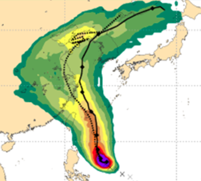 最新(20日20時)歐洲模式(ECMWF)系集模擬「颱風侵襲機率分布圖」顯示，系集平均路徑(黑點線)與官方路徑類似，若是路徑偏在系集平均(黑點線)的左側則威脅加鉅。（翻攝自三立準氣象.老大洩天機）