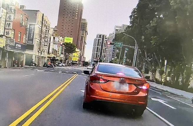 自以为聪明挂假车牌趴趴走，男子挨罚还被警方送法办。（翻摄画面）