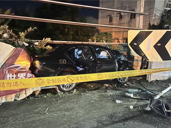 高雄路竹區大仁路口21日凌晨0時許發生一件自撞交通號誌桿的車禍，車上乘客傷重不治。（翻攝照片／林瑞益高雄傳真）